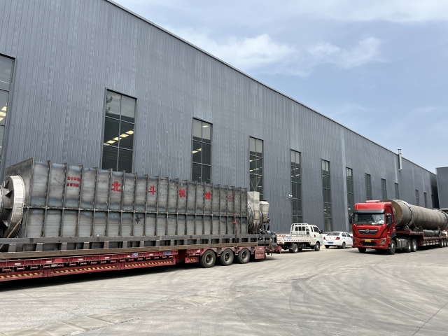 四輛掛車滿載烘干機(jī)、炭化爐設(shè)備及零部件奔赴客戶