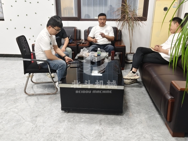 打破紙上談兵!客戶實(shí)地考察炭化爐